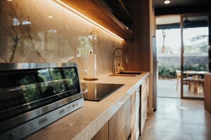 Fridge, microwave, oven, stovetop - The Town 42 Private Pool Villa in Secure Jacó Community (Puntarenas)