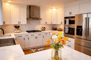 Microwave, oven, stovetop, dishwasher - Newly built 3BR Luxe home with sPA bath,Chef Kitchen near Big E, Mass Mutual (Springfield)