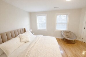 3 bedrooms, iron/ironing board, WiFi, bed sheets - Newly built 3BR Luxe home with sPA bath,Chef Kitchen near Big E, Mass Mutual (Springfield)