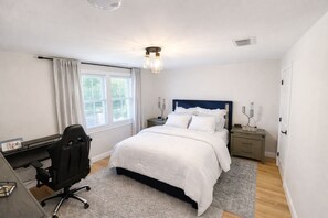 3 bedrooms, iron/ironing board, WiFi, bed sheets - Newly built 3BR Luxe home with sPA bath,Chef Kitchen near Big E, Mass Mutual (Springfield)