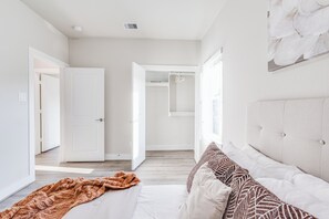 3 bedrooms, iron/ironing board, free WiFi, bed sheets - Chic Urban Oasis: NRG Stadium, World Cup, Med, DT (Houston)