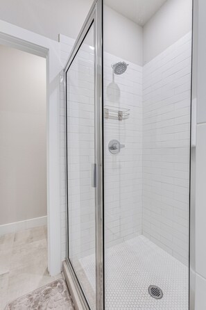 Shower, towels, toilet paper - Chic Urban Oasis: NRG Stadium, World Cup, Med, DT (Houston)
