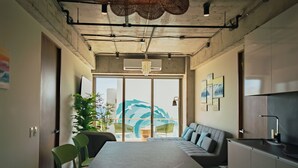 Ein modernes Interieur mit Essbereich, einer Couch und einer Küche.