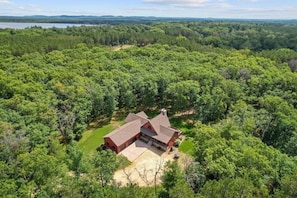 Ein großes, einstöckiges Haus, umgeben von dichtem Wald, mit freiem Blick auf die umliegende Landschaft.