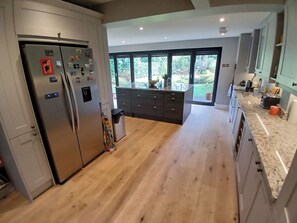 Private kitchen - Spacious 3BR Home with Garden and Parking (Southampton)