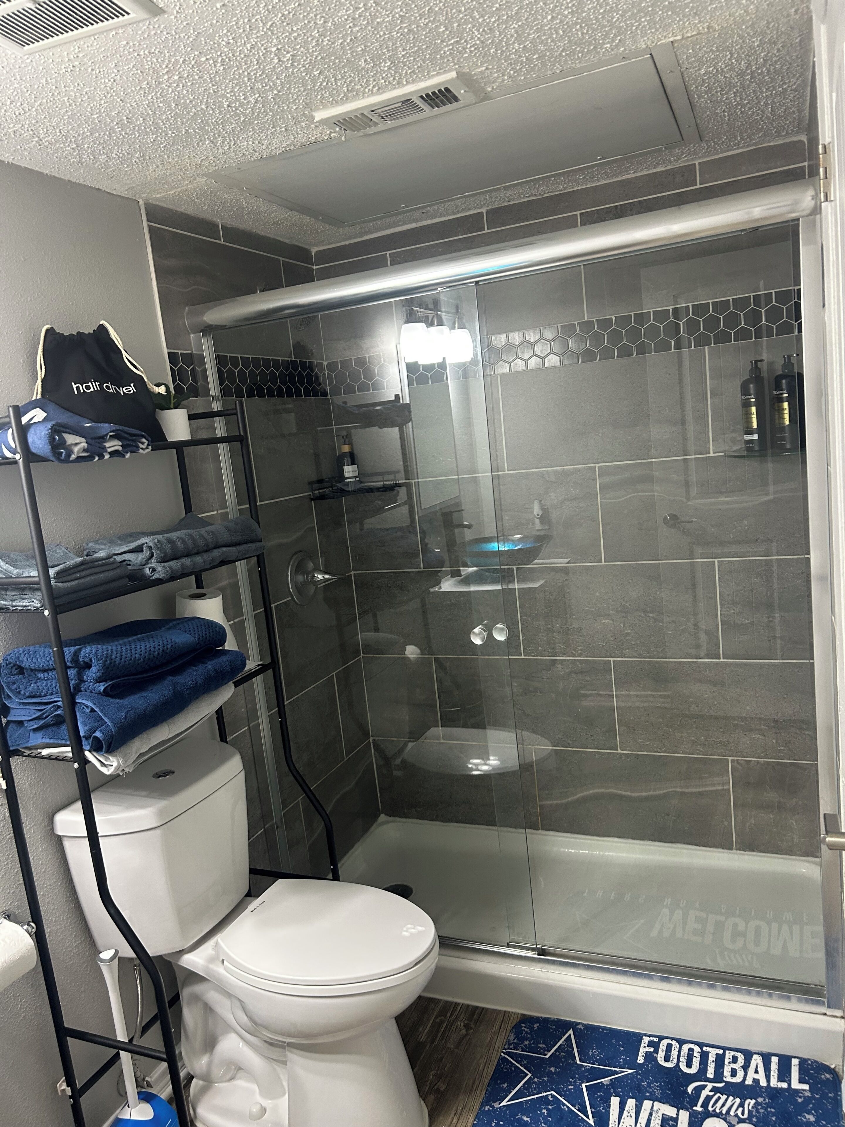 Ducha, secador de pelo, toallas, jabón