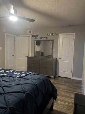1 bedroom, iron/ironing board, WiFi, bed sheets - Cozy & Comfortable in walking distance to AT&T, near Sixflags (Arlington)