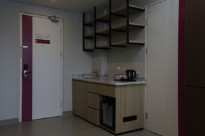 In-room safe, desk, free WiFi, bed sheets - Fave+ Hotel Lampung (Bandar Lampung)