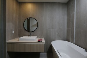 Executive Suite | Bathroom | Shower, towels, soap, shampoo - Fave+ Hotel Lampung (Bandar Lampung)