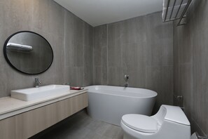 Habitación (Executive Suite) | Baño | Ducha, toallas, jabón y champú
