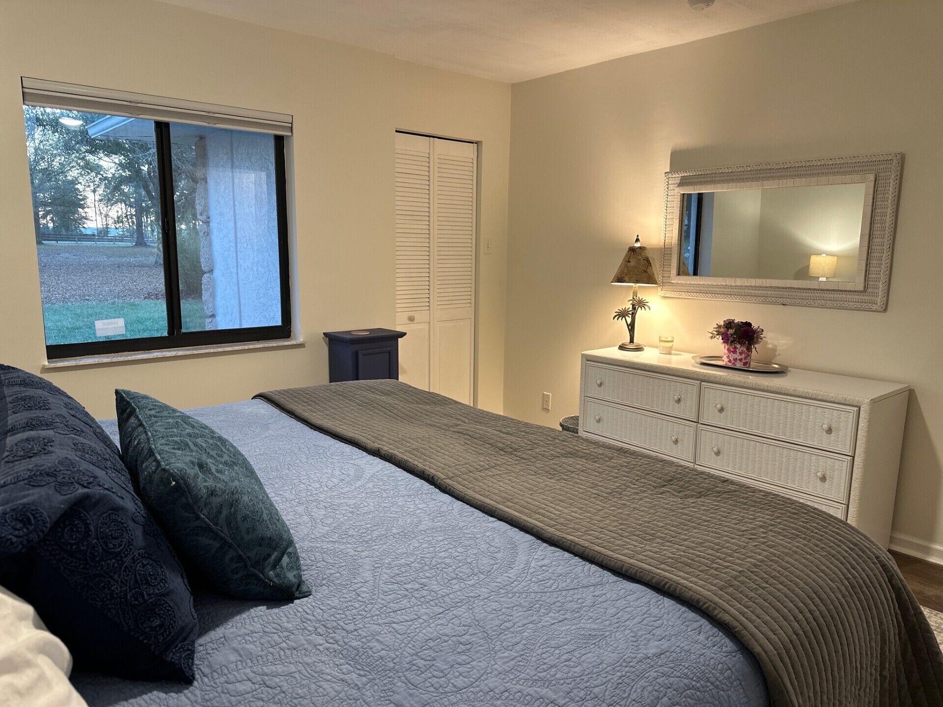 3 slaapkamers, een bureau, een strijkplank/strijkijzer, reisbedje