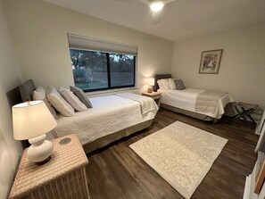 3 Schlafzimmer, Schreibtisch, Bügeleisen/Bügelbrett, Reisekinderbett