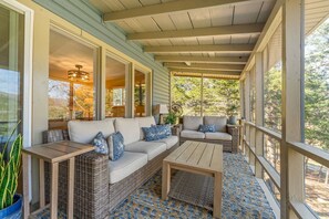 Terrace/patio - Walk to Table Rock Lake_Beautiful Lake View_Free Attraction Tickets_Pvt Hot Tub & Firepit_Near Sdc (Branson)