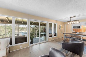 Interior - Walk to Table Rock Lake_Beautiful Lake View_Free Attraction Tickets_Pvt Hot Tub & Firepit_Near Sdc (Branson)