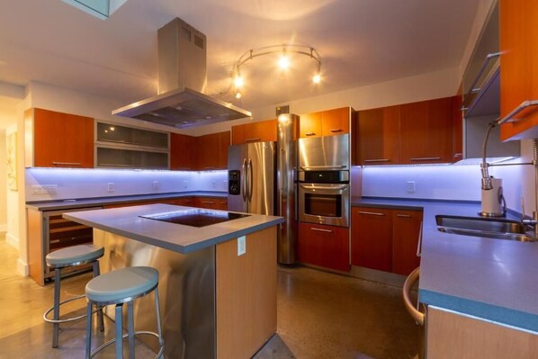 Comfort Villa | Private kitchen - Villa II Palazzo by Glam Homes (Biscayne Park)