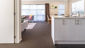 Un apartamento moderno con sala de estar, cocina y comedor.