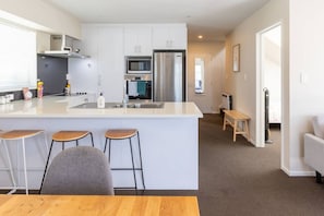 Fridge, microwave, oven, stovetop - Riccarton Family Stay Near Mall & Uni (Christchurch)