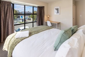 Desk, iron/ironing board, WiFi, bed sheets - Riccarton Family Stay Near Mall & Uni (Christchurch)