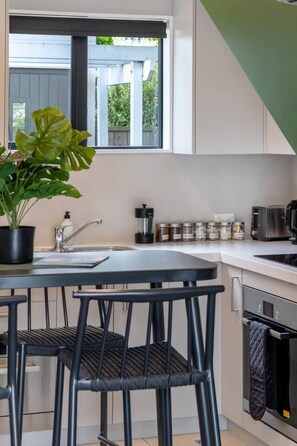 Fridge, microwave, oven, stovetop - From Stadium to Spa in Minutes - Best Location (Christchurch)