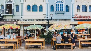 Eine Straße mit Außenbereich, einer Kaffeegalerie und einem Tee-Salon.