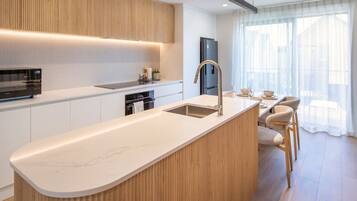 Coffee/tea maker, fridge, microwave, oven