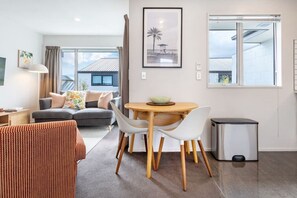 TV - City Fringe Stay + Garage & Sunny Balcony (Christchurch)