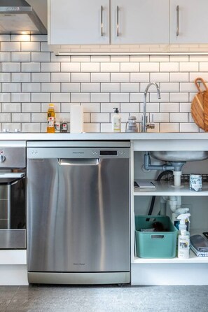 Fridge, microwave, oven, stovetop - City Fringe Stay + Garage & Sunny Balcony (Christchurch)