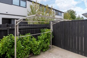 Property grounds - City Fringe Stay + Garage & Sunny Balcony (Christchurch)