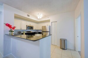 Private kitchen - Apt in CityPlace. We have over 100 units in this location. Reach out for details (West Palm Beach)