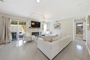 Living area - Extravagant Villa Near Beach & Hot Spots (Lomita)