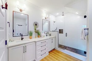 Hair dryer, towels, soap, toilet paper - Perdido Bayside Retreat Near Beach! Pool, Dock, Pickleball (Pensacola)