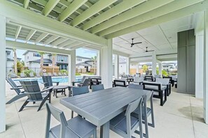 Outdoor dining - Perdido Bayside Retreat Near Beach! Pool, Dock, Pickleball (Pensacola)