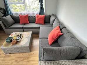 Smart TV, DVD player, computer monitors - 3 minutes walk, stunning beach! (North Shore)