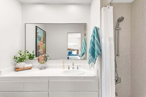 Douche, sèche-cheveux, serviettes fournies