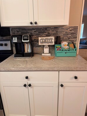 Fridge, microwave, oven, stovetop -  LIVE THE FLORIDA LIFESTYLE – 2 BedBath in Beautiful Gated Golf Community (North Fort Myers)