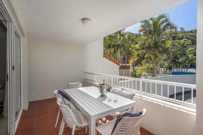 Outdoor dining - Burleigh Heads Ground Floor Unit, Parking and Pool (Gold Coast)