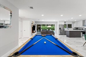 Games room - Villa Luxe - Modern by Glam Homes (Ojus)
