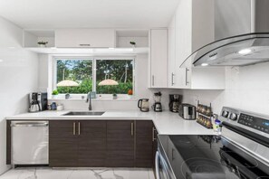 Comfort Villa | Private kitchen | Coffee/tea maker - Villa Luxe - Modern by Glam Homes (Ojus)