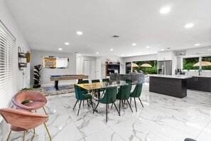 Dining - Villa Luxe - Modern by Glam Homes (Ojus)