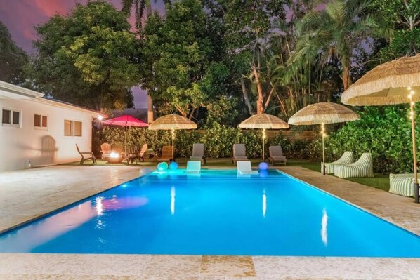 Pool - Villa Luxe - Modern by Glam Homes (Ojus)