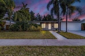 Exterior - Villa Luxe - Modern by Glam Homes (Ojus)