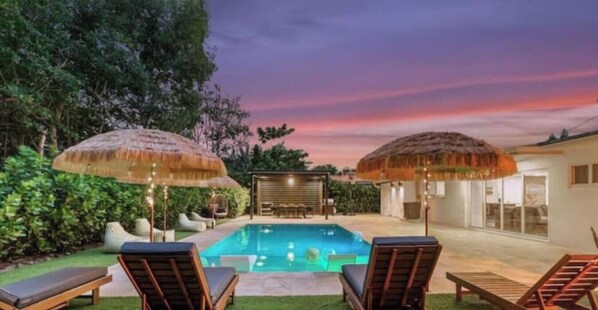 Pool - Villa Luxe - Modern by Glam Homes (Ojus)