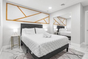 Comfort Villa | Iron/ironing board, free WiFi, bed sheets - Villa Luxe - Modern by Glam Homes (Ojus)