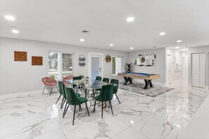 Games room - Villa Luxe - Modern by Glam Homes (Ojus)