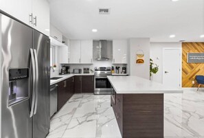 Private kitchen - Villa Luxe - Modern by Glam Homes (Ojus)