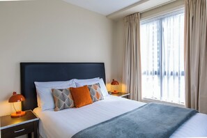 1 dormitorio, tabla de planchar con plancha, wifi y ropa de cama