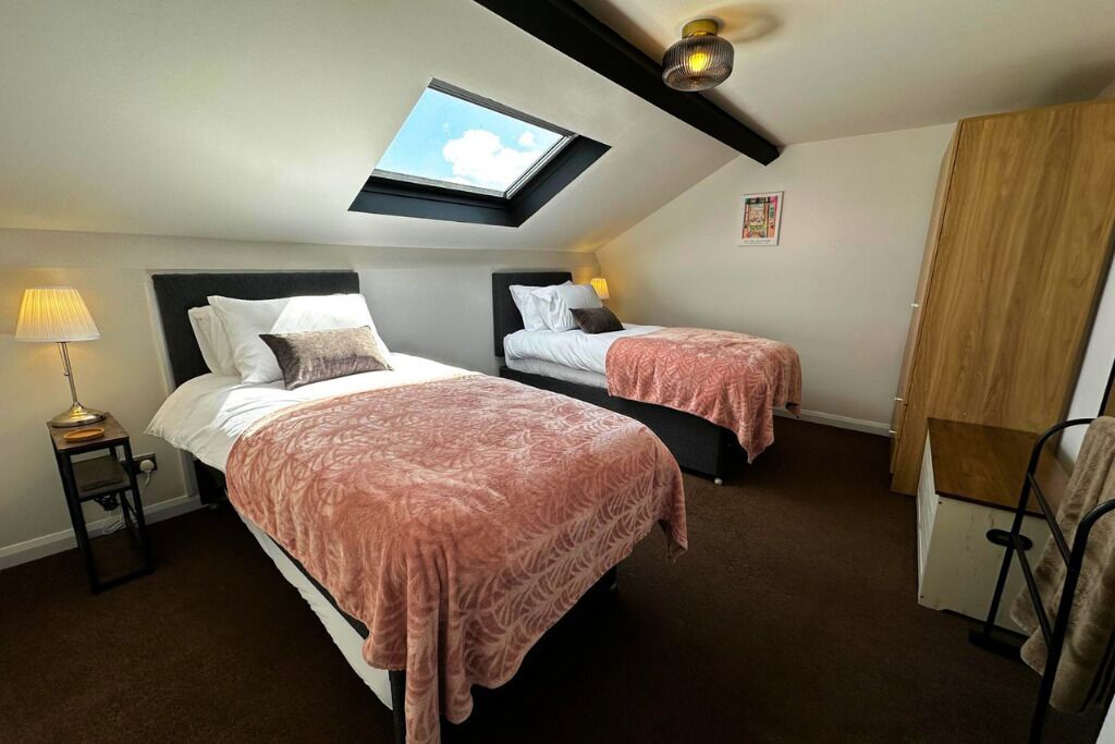 4 habitaciones, tabla de planchar con plancha y cuna de viaje 