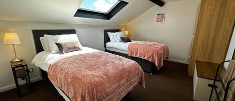 4 habitaciones, tabla de planchar con plancha y cuna de viaje