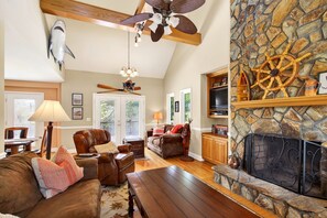Living area - Paddle On Inn, a spacious lakefront retreat! (Nebo)