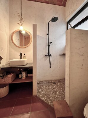 Shower, soap, toilet paper - Casa Tacuba country house near the mountain and lake Chapala (San Juan Cosalá)